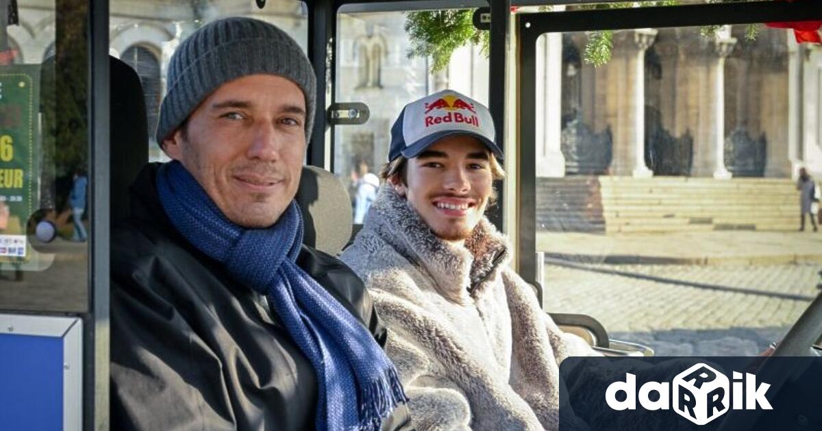 Автомобилният състезател Никола Цолов подкара едно от коледните влакчета в