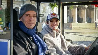  Кметът на София Васил Терзиев се качи на коледно влакче с автомобилния състезател Никола Цолов