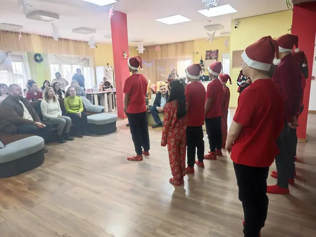 Приятели и дарители бяха гости на коледните празници в шестте Центъра за настаняване от семеен тип