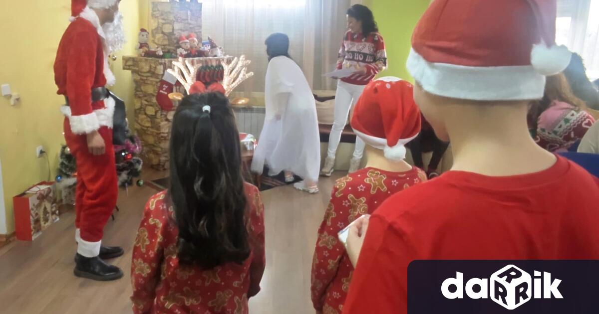 С коледни тържества на които поканиха приятели и дарители шестте