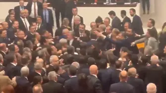 Депутати се сбиха заради Бюджет 2026 в Турция (ВИДЕО)
