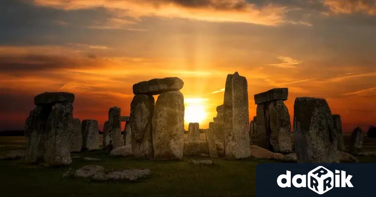 Хиляди хора аплодираха и танцуваха около Стоунхендж докато Слънцето изгряваше