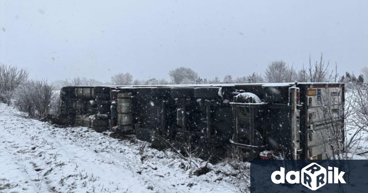 ТИР се е обърнал в района на Видин а други