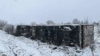 ТИР се е обърнал в района на Видин