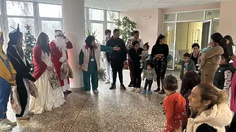 Млади червенокръстци зарадваха и децата, оставащи на лечение за коледните празници в болниците