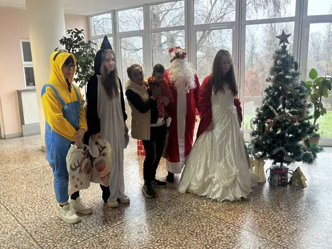  Млади червенокръстци зарадваха и децата, оставащи на лекуване за коледните празници в лечебните заведения 