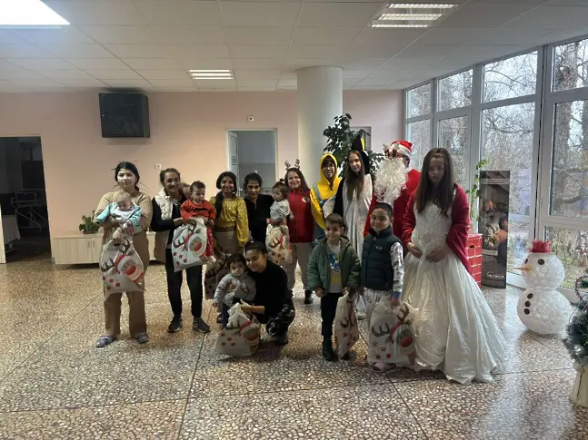  Млади червенокръстци зарадваха и децата, оставащи на лекуване за коледните празници в лечебните заведения 