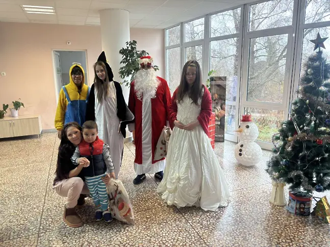 Млади червенокръстци зарадваха и децата, оставащи на лечение за коледните празници в болниците