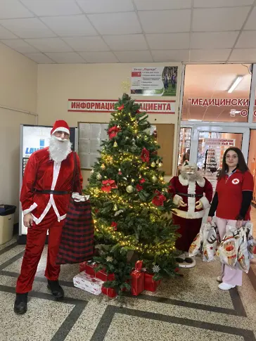  Млади червенокръстци зарадваха и децата, оставащи на лекуване за коледните празници в лечебните заведения 