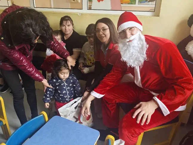 Млади червенокръстци зарадваха и децата, оставащи на лечение за коледните празници в болниците