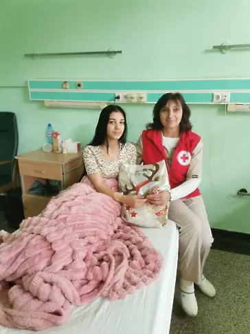  Млади червенокръстци зарадваха и децата, оставащи на лекуване за коледните празници в лечебните заведения 