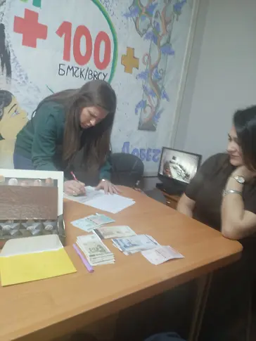  Доброволци и екипа на ДГ “Априлче “ с коледна акция за деца в риск 