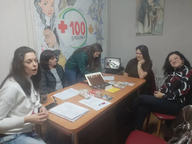  Доброволци и екипа на ДГ “Априлче “ с коледна акция за деца в риск 