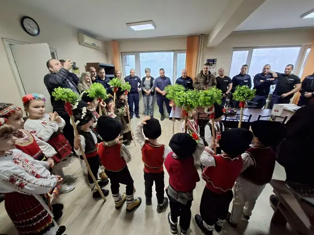  Служители от Второ районно управление (на МВР) – Плевен посрещнаха положителни посетители коледари 