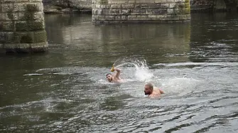 Именикът Божидар Ватов „спаси“ за трети път Светия кръст на Богоявление в Мездра