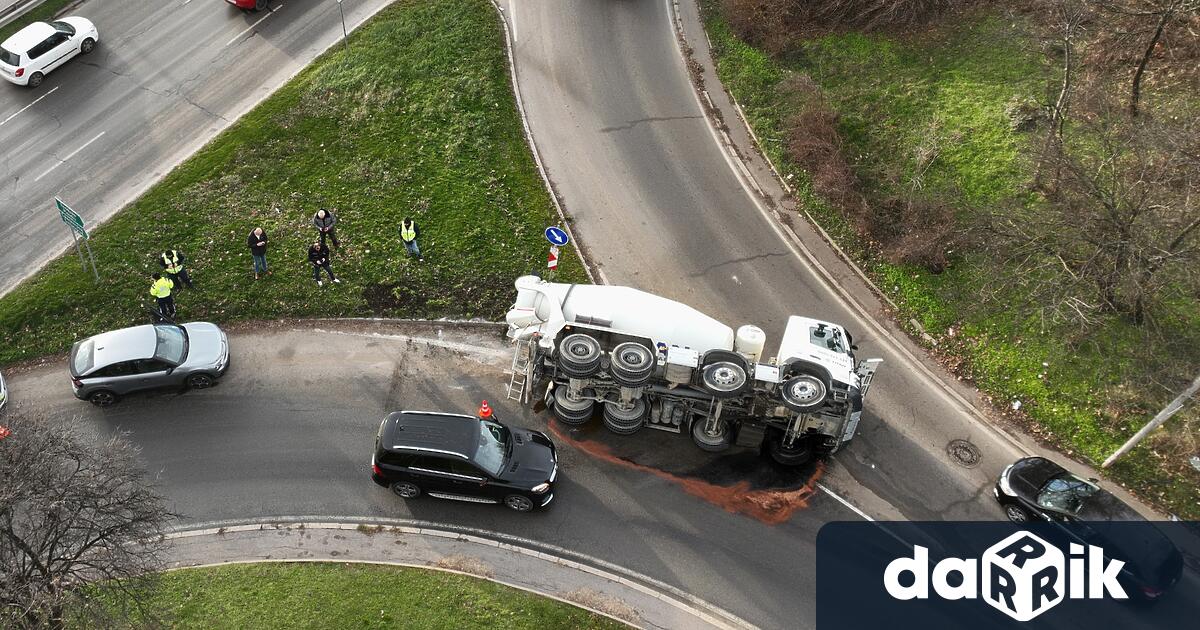 Бетоновоз се обърна в София няма пострадали съобщиха за БТА