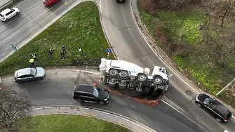 Бетоновоз се обърна в София, няма пострадали