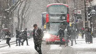 Зимна блокада в Европа: Отменени полети, закъснения на влаковете