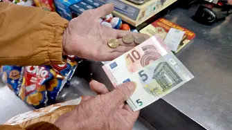 Първите пенсии в евро: Полицията засилва охраната пред пощите и банките