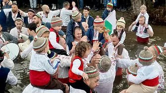 На Богоявление: Мъжкото хоро се изви в Тунджа, в София осветиха бойните знамена