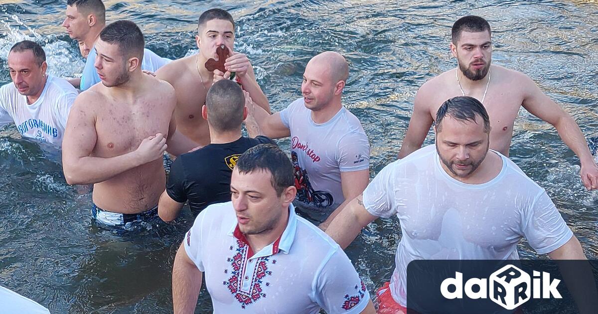 В Пловдив 44 годишният Росен Генов извади Богоявленския кръст от