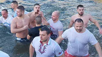 Рекорден брой участници на Богоявление в Пловдив, кръстът бе подарен на дете