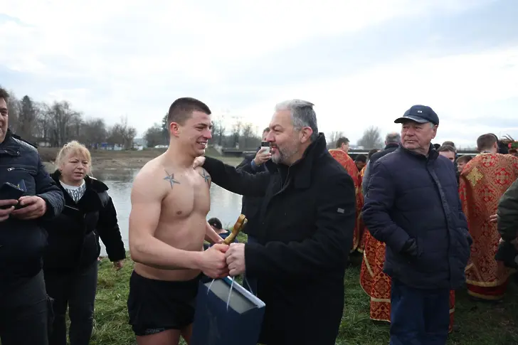Симеон Спасов и тази година извади кръста от ледените води на река Росица в Севлиево
