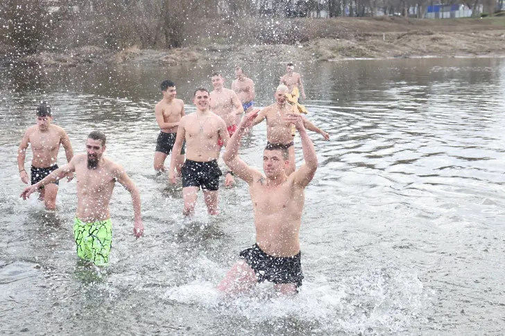 Симеон Спасов и тази година извади кръста от ледените води на река Росица в Севлиево