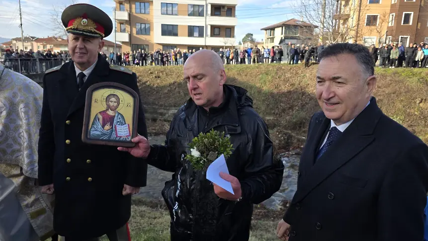 Рекорден брой участници на Богоявление в Пловдив, кръстът бе подарен на дете
