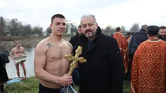 Симеон Спасов и тази година извади кръста от ледените води на река Росица в Севлиево