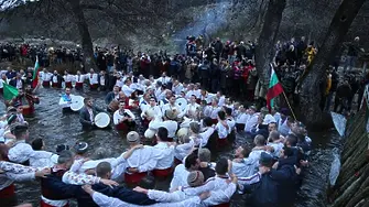 Калофер запя в ледените води на Тунджа за Богоявление