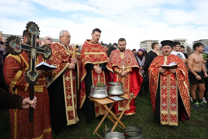 Симеон Спасов и тази година извади кръста от ледените води на река Росица в Севлиево