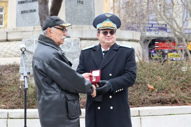 Началникът на ВВВУ „Г. Бенковски“ беше удостоен с юбилеен медал на Богоявленския водосвет в Плевен