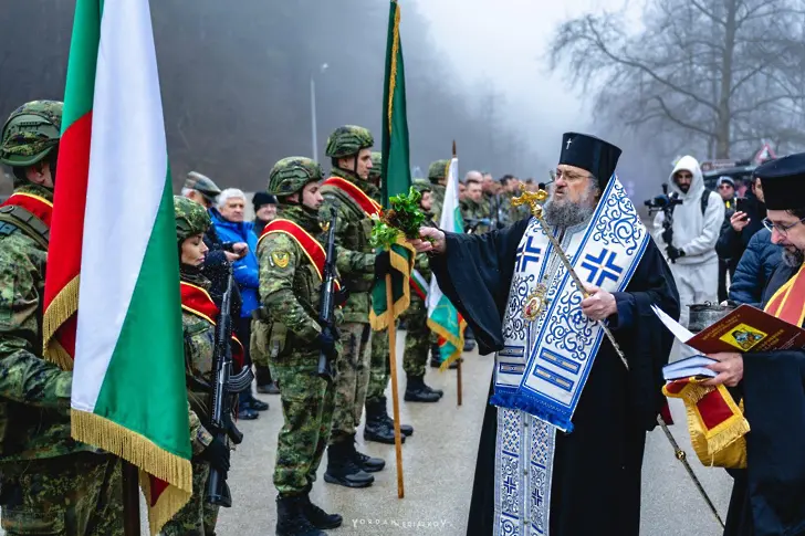 Богоявленският ритуал във Враца събра десетки участници
