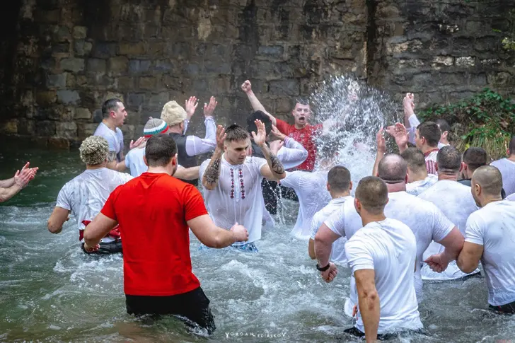 Богоявленският ритуал във Враца събра десетки участници
