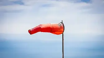 Предупреждение за силен вятър и днес