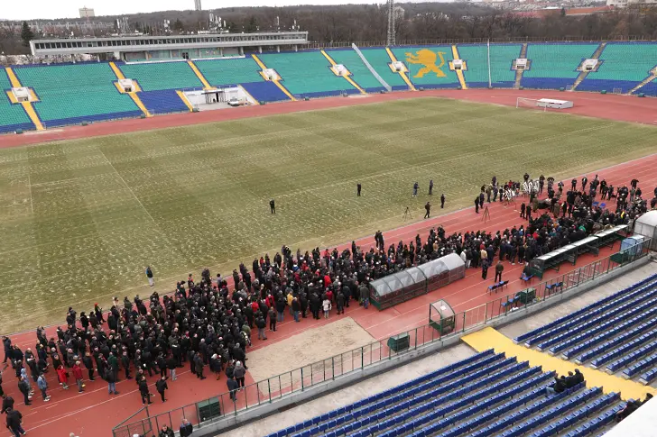 Хиляди изпратиха великия Димитър Пенев на „Васил Левски“ (ВИДЕО)