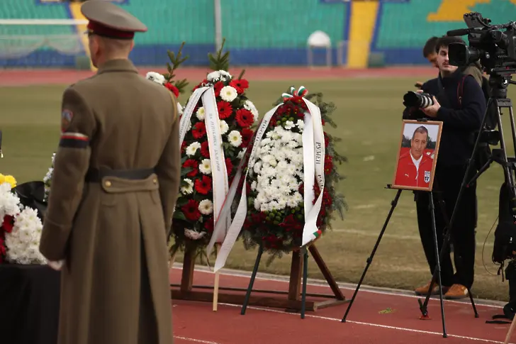 Хиляди изпратиха великия Димитър Пенев на „Васил Левски“ (ВИДЕО)