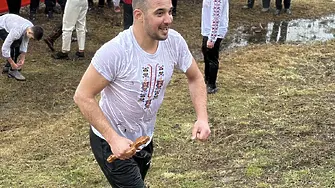 Ивайло Тодоров от Монтана извади Богоявленския кръст от ледените води на Огоста