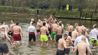 39-годишният Петър извади богоявленския кръст от водите на река Вит
