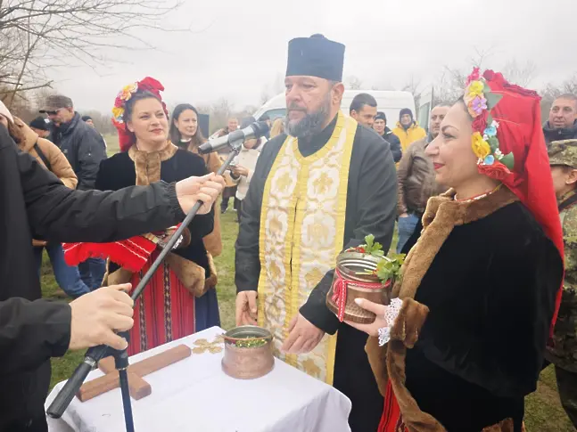 39-годишният Петър извади богоявленския кръст от водите на река Вит