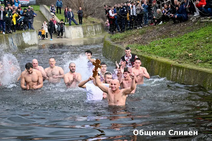 Осветиха бойното знаме и представителните знамена на военното формирование в Сливен