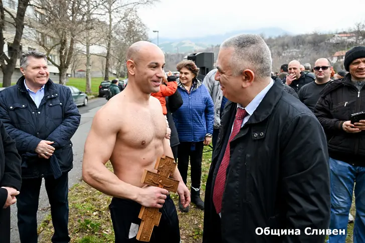 Осветиха бойното знаме и представителните знамена на военното формирование в Сливен