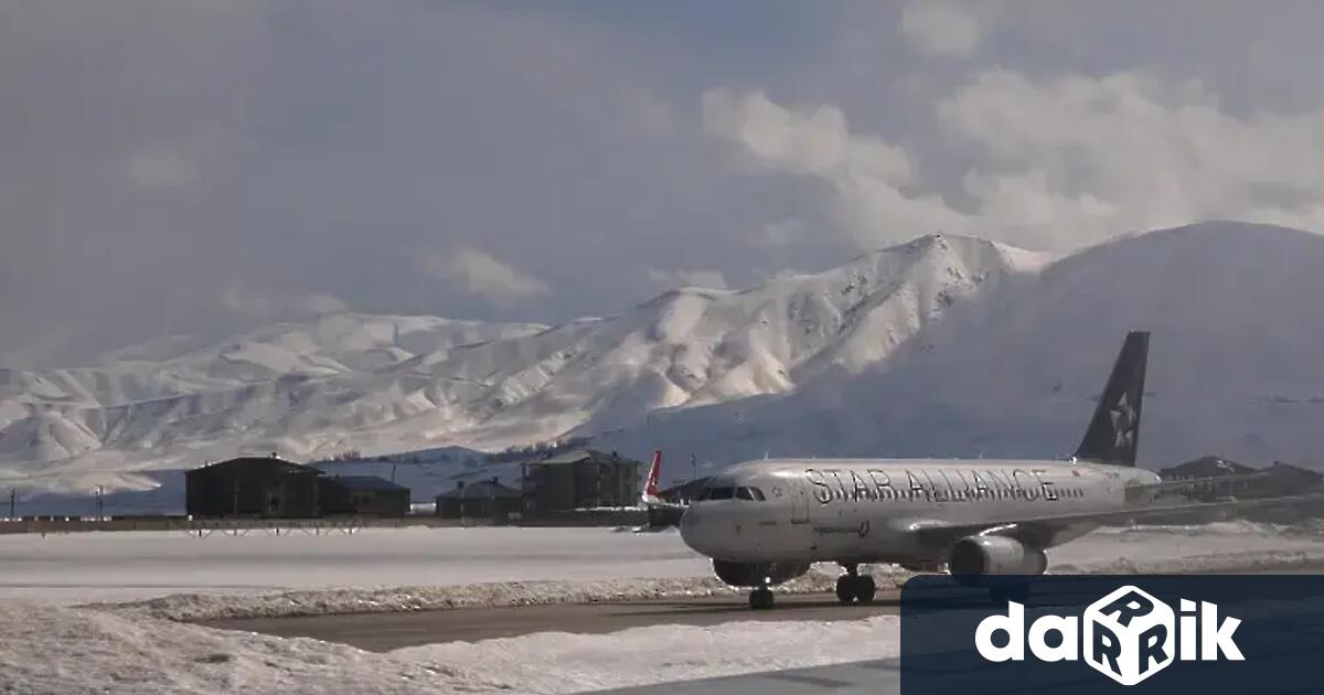 Обилни снеговалежи създадоха проблеми за въздушния автомобилния и железопътния транспорт