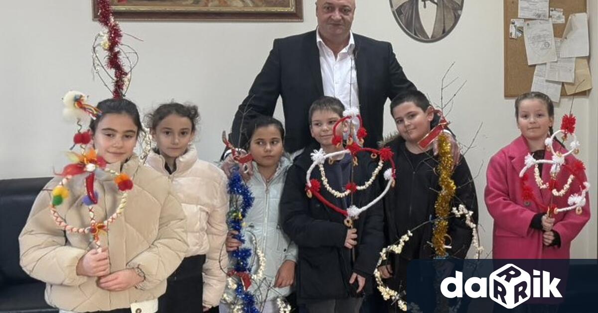 Ученици от Националното училище за фолклорни изкуства Филип Кутев в