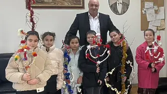 Ученици от НУФИ „Филип Кутев“ сурвакаха кмета на Котел