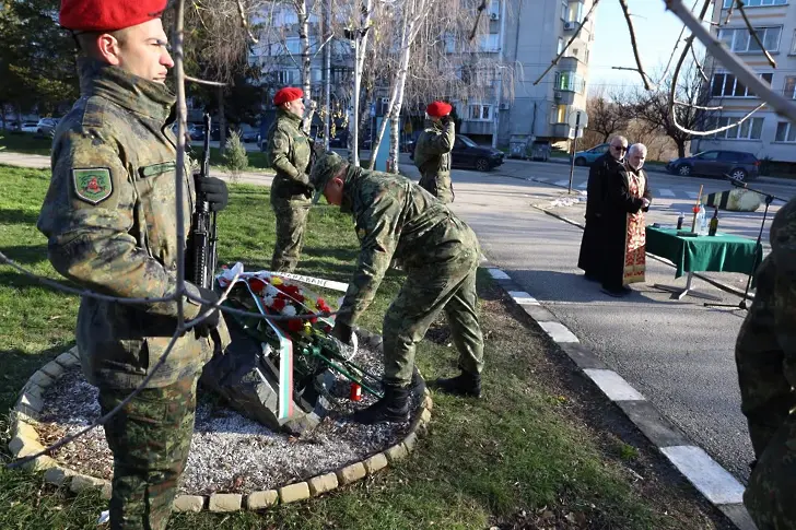  С панихида уважиха починалите от 5-та Шипченска бригада в Ирак 