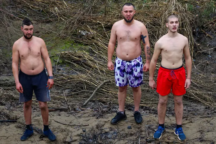 Златко Златев за трети път извади  Богоявленския кръст от река Осъм край село Козар Белене