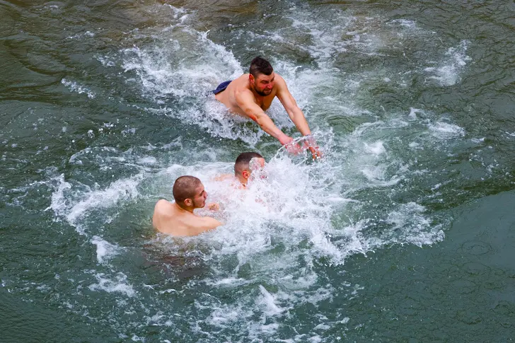 Златко Златев за трети път извади  Богоявленския кръст от река Осъм край село Козар Белене