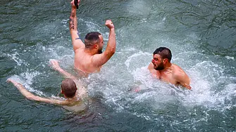 Златко Златев за трети път извади  Богоявленския кръст от река Осъм край село Козар Белене